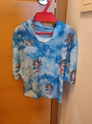 Top cuello alto estampado nubes y querubines