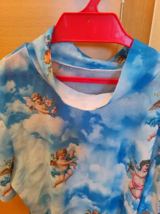 Top cuello alto estampado nubes y querubines