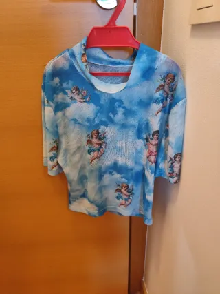 Top cuello alto estampado nubes y querubines