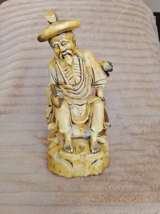 Figura chino sentado beige y amarillo