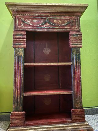 Mueble estrecho dorado y rojo