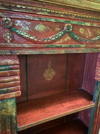 Mueble estrecho dorado y rojo