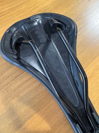 Sillín de bicicleta negro