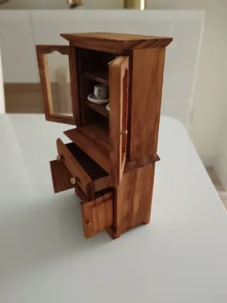 Aparador miniatura con tazas