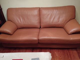 Sofá de piel marrón.