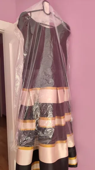 Vestido Woman Fiesta negro y dorado. Nuevo