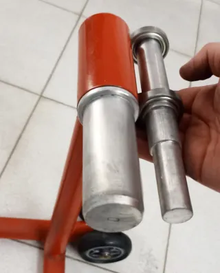 Caballete moto rojo y plateado