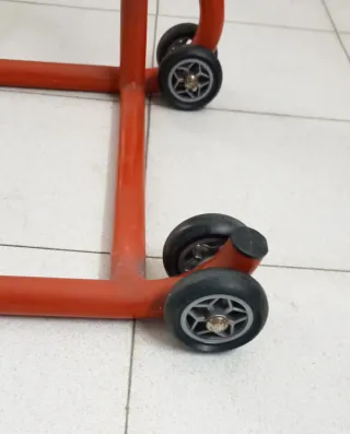 Caballete moto rojo y plateado