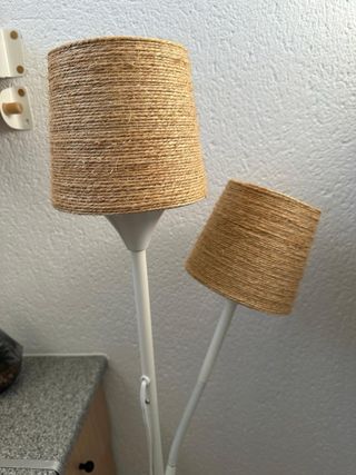Lámpara de pie doble mimbre y metal