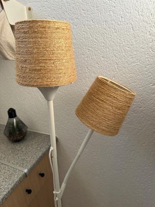 Lámpara de pie doble mimbre y metal