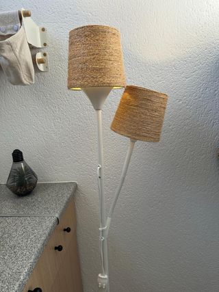 Lámpara de pie doble mimbre y metal