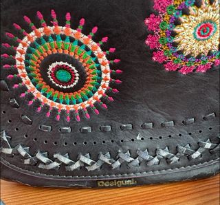 Bolso bandolera Desigual negro con bordados