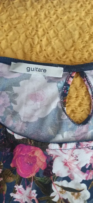 Camiseta Guitare floral azul y rosa