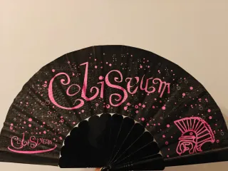 Abanico negro con diseño Coliseum