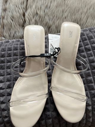 Sandalia cuña vinilo transparente