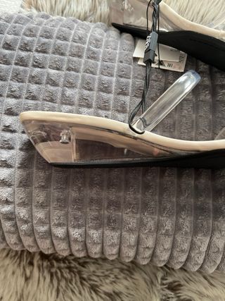 Sandalia cuña vinilo transparente