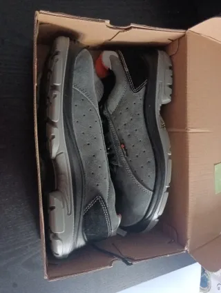 Zapatos de seguridad grises y negros. J'hayber