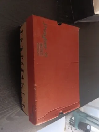 Zapatos de seguridad grises y negros. J'hayber