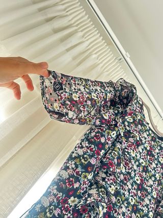 Vestido Mekdes floral volantes lunares