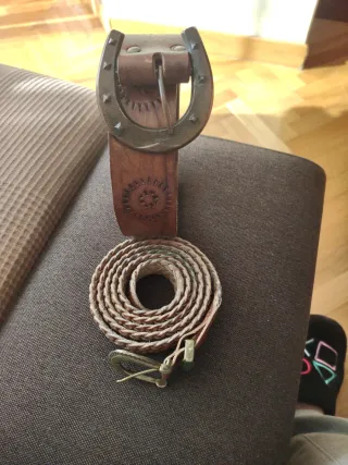 Cinturón de piel con hebilla de herradura