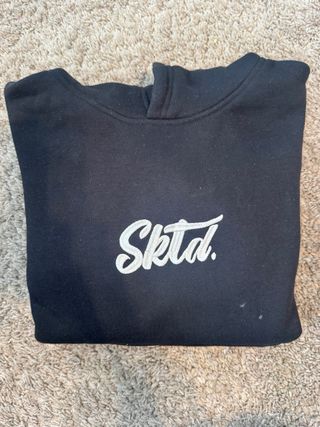 Sudadera con capucha negra SKTD