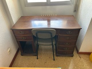 Escritorio de madera clásico