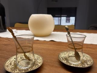 Vasos de té árabes con cucharas doradas