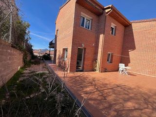Casa pareada en alquiler en Miraflores de la Sierra