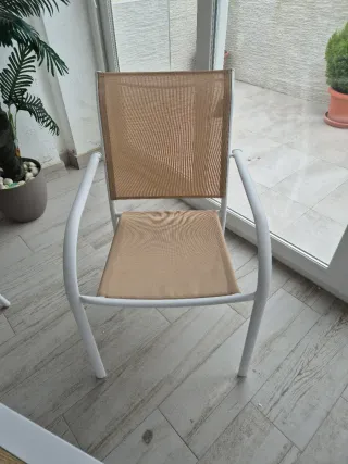 Mesa extensible jardín y 4 sillas.