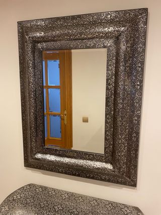 Consola y espejo de madera con acabado plateado