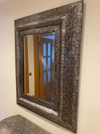 Consola y espejo de madera con acabado plateado