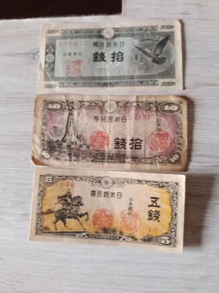 Tres billetes japoneses antiguos
