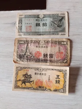 Tres billetes japoneses antiguos