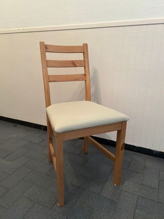 Silla de madera con asiento beige