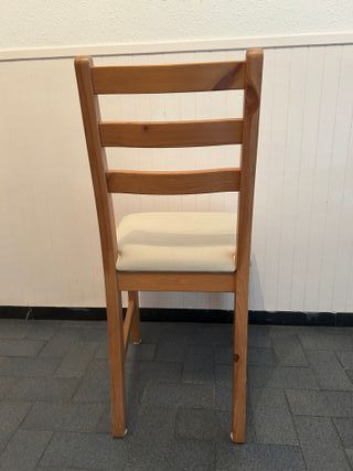 Silla de madera con asiento beige