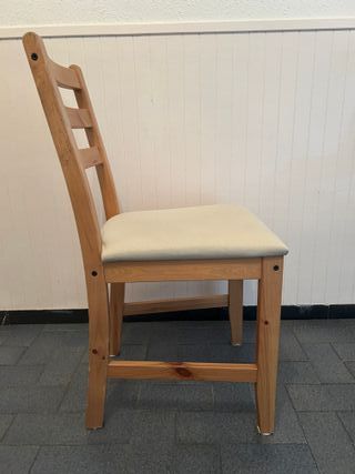 Silla de madera con asiento beige