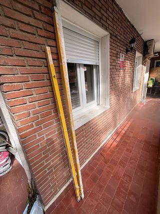 Puntal de obra amarillo