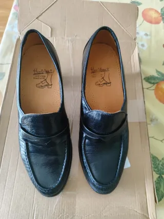 Zapatos de piel, marca Hankshoes.