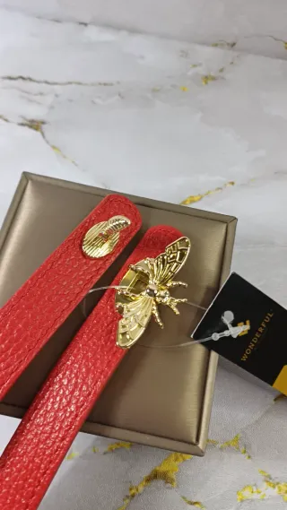 Cinturón Piel Rojo Hebilla Abeja Dorada
