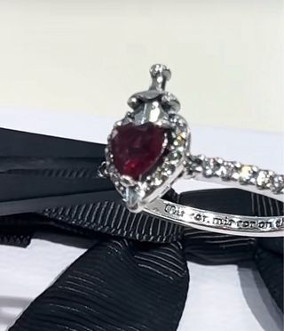 Anillo Pandora Corazón Rojo con Espada