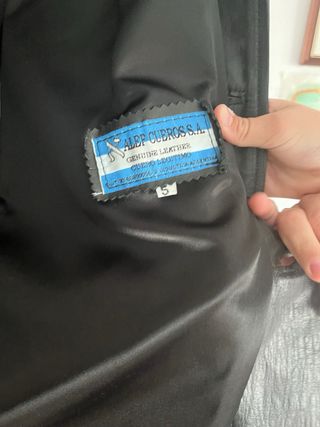 Cazadora de cuero negra