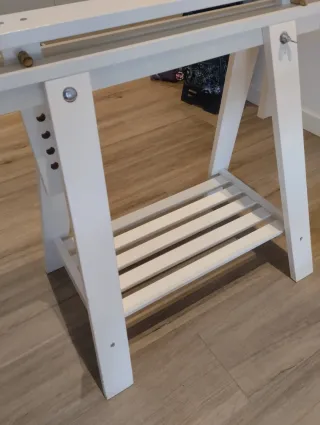 Mesa 1'50x75 de madera con caballetes blancos