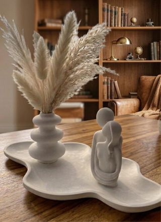 Vassoio decorativo con vaso e statuetta