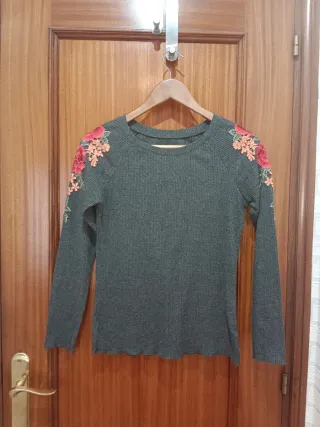 Jersey gris con flores rosas