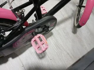 Bicicleta infantil rosa y negra