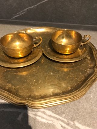 Bandeja y 2 tazas con platos dorados