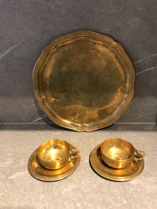 Bandeja y 2 tazas con platos dorados
