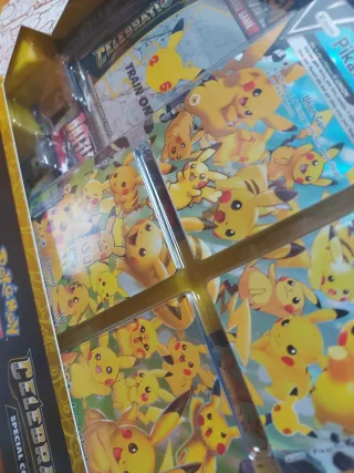 Caja Pokémon Celebrations Pikachu V-Union