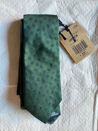 Corbata Scalpers verde con calaveras