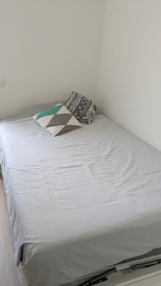 Cama individual gris y multicolor